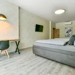 Stracena Hotel *